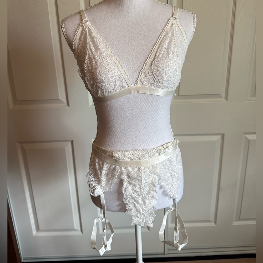 Elegant Lace Lingerie Set in Cream